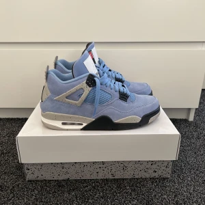 Jordan 4 UNC - Jordan 4 UNC Använda 5 gånger (nyskick) Skick 9/10 Kvitto och box finns!  Skriv om du har frågor Pris kan diskuteras!