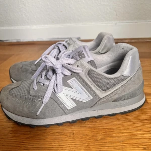 New balance sneakers - Säljer mina New balance skor.   De har lite fläckar (se bilderna) men kanske går bort vid tvätt?   De är små i storleken 