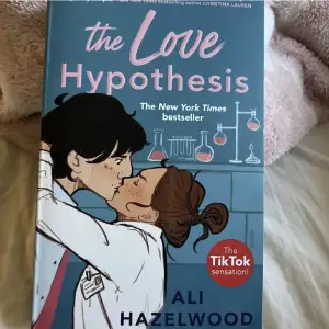 The love hypothesis av Ali Hazelwood 💞Har aldrig läst, originalpris är 169kr 💞 Det finns inga fläckar eller så på sidorna 💭