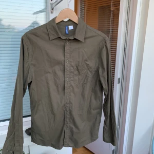 Grön skjorta - Grön skjorta från hm divided Storlek S Sitter true to size