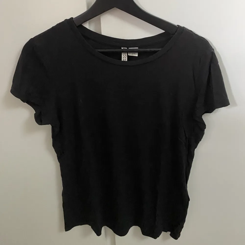 En vanlig svart bomulls T-shirt i storlek S men passar även M. T-shirts.