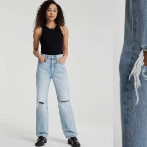 Högmidjade jeans från Gina tricot säljer då det inte längre är min stil! Pris går att diskuteras fråga om fler bilder! Innebenslängd-79cm Midjemått (rakt över)-32xm