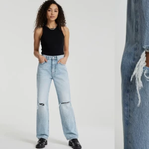 Jeans - Högmidjade jeans från Gina tricot säljer då det inte längre är min stil! Pris går att diskuteras fråga om fler bilder! Innebenslängd-79cm Midjemått (rakt över)-32xm