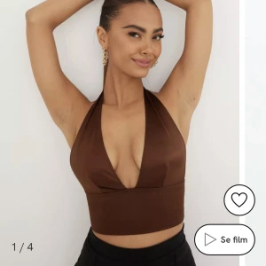 Festtopp  - Satin halterneck topp från Nelly i storlek S. Använd 1-2 gånger. Säljer för 150 inkl frakt❤️