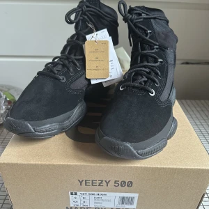 Yeezy 500 high tactical boot “utility black” - Helt nya 100% äkta original låda och kvitto finns. Priset går att diskutera 