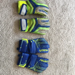 2 par målvaktshandskar - Mått: på de gröna handskarna är size 11, måttet på de blåa är size 10. Skicket på de blåa handskarna är iprincip nya, använt ett fåtal gånger. De gröna är lite mer använda men inget fel på de.