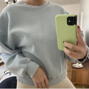 Blå sweetshirt  - Ljusblå sweetshirt från Gina i storlek M. Aldrig använd 