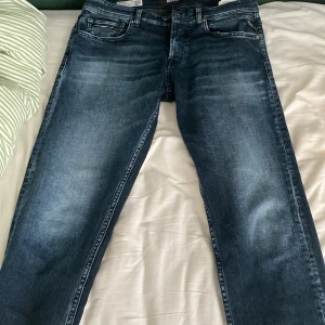 Replay Groover - Säljer nu mina replay Groover jeans! Straight fit jeans köpta nyligen på Jeansbolaget Väla Helsingborg!  Cond 10/10 Storlek 31/30 Nypris : 1599:- 