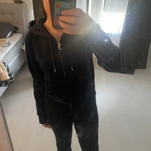 Juicy couture kofta - Juicy couture kofta i färgen night sky. Mjukt och skönt material, lite kort i storleken (storlek M). Oanvänd! Ordinarie pris 1300:- säljer den för 850:- plus frakt.