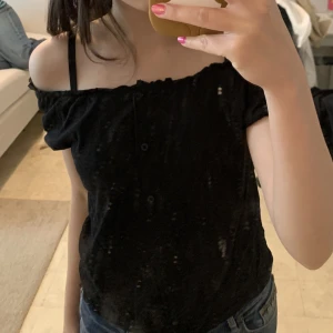 Svart topp - Gullig svart topp med knappar och elastisk krage, kan bäras som off shoulder 🖤