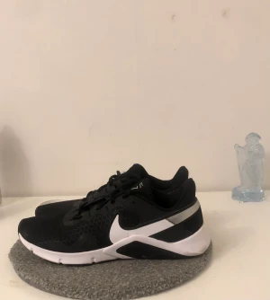 Gym skor  - Jag har använt de ett månad  Och de är från Nike app.de är bra för gymet 
