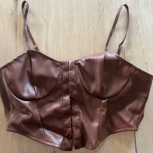 Corsett topp - Brun skinn corsett topp från shein i storlek M men passar även en S. Använd 1 gång. Säljer för 80 inkl frakt❤️