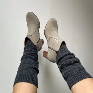 • SCANDI BRAND GREY / BEIGE SUEDE ANKLE HEELS WITH WOODEN HEEL AND REINFORCED SOLE  • BRAND - HOPE • SIZE - EU 38 / US 7.5 / UK 5.5