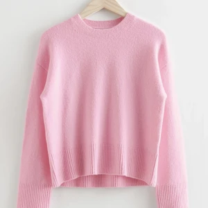 Stickad tröja - Säljer denna populära stickade tröjan från & Other stories. Slut överallt och säljer pågrund av att jag har en dublett❤️