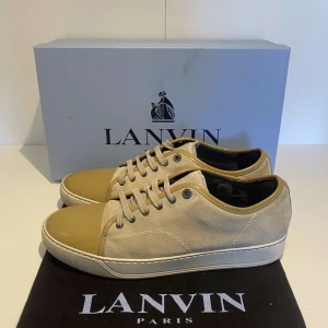 Lanvins beige - Hej! Säljer dessa använda men ändå väldigt fina lanvins i beige färg. Skick 7,5/10. Priset är inte hugget i sten så kom gärna med prisförslag. Är öppen för byten. Box och dustbag följer tyvärr inte med.