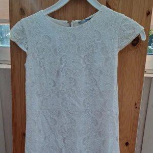 Klänning  - Säljer denna jättesöta kläningen för barn! Vet inte riktigt hur många gånger jag har använt den men den är i superfint skick! Skriv för fler bilder!🩷