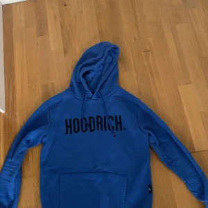 Hoodrich tröja  - Blå hoodrich tröja med tryck i mitten säljs eftersom jag tröttnat på den