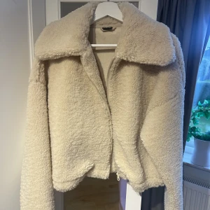 Teddy jacka - Teddy jacka i nyskick, endast använd 1 gång. Köpte den på Gina för 399kr mitt pris 180kr