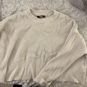 Bikbok tröja  - Säljer också den här bikbok tröjan. Jättefin ljusgrå färg och jättemysig   nu till hösten. Den är helt oanvänd alltså i nyskick. Inte stickande material. 