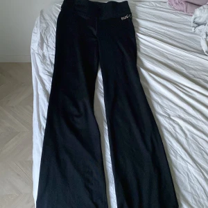 Blacc byxor  - Aldrig användt dessa Blacc tränings byxor som är utsvängda som är lite för stora på mig och är köpt från sellpy