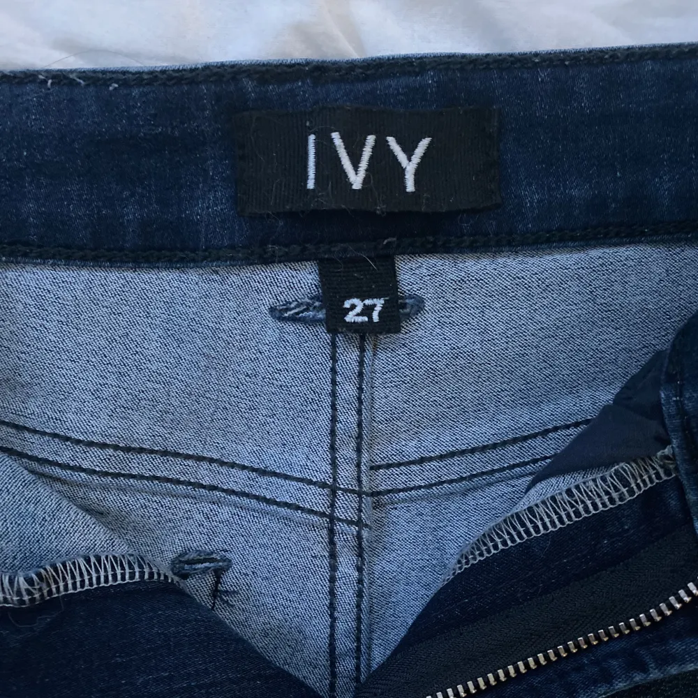 Mörkblåa bootcut jeans i storlek w27 L32. Strechigt material och sitter perfekt i midjan, använt fåtal gånger. Ordinarie pris 1199:- säljer dom för 800:- plus frakt. Jeans & Byxor.