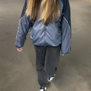 Jacka  - Vintage jacka från beyondretro. Köpt för 450kr säljs för 250kr + frakt. Skulle säga att den passar S-L då den är också är cool som oversize. Skriv till mig vid köp och frågor. 