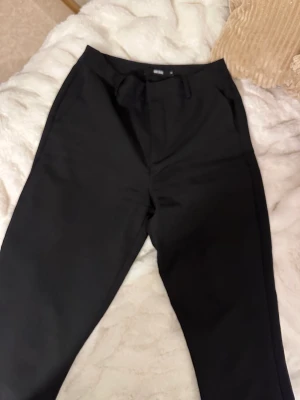 Kostymbyxor  - En par supersköna mid waist kostymbyxor från Bikbok, säljer eftersom de är lite korta på mig som är 1.69❣️