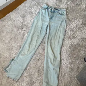 Ljusblåa högmidjade vida jeans från Boohoo i strl. 34. Har även slits på båda nedre sidorna av jeansen. Överraskning vid köp! Pris kan diskuteras.