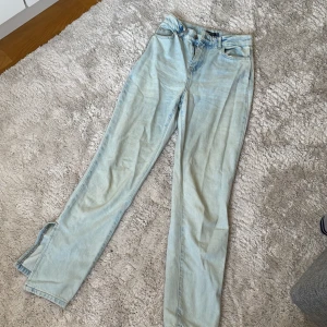 Straightleg jeans - Ljusblåa högmidjade vida jeans från Boohoo i strl. 34. Har även slits på båda nedre sidorna av jeansen. Överraskning vid köp! Pris kan diskuteras.