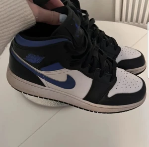 Jordan 1 mid racer blue - Säljer nu dessa ur snygga skor då jag skaffat ett par andra i en annan färg. Storlek 38, passa även 39.