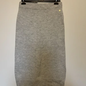 Varm kjol från Pernilla Wahlgren - Rensar garderoben. Aldrig använd. Väldigt varm och i fint skick.