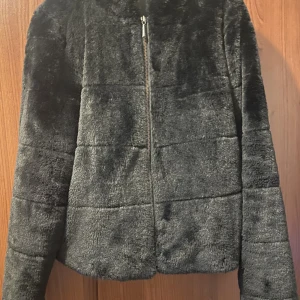 Fluffig jacka - Storlek S och aldrig använt. Den e så sjukt mysig och det är en luva på.