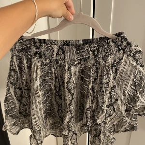 Volang kjol - Säljer denna jätte fina volang kjol med sjukt fina mönster på från Gina tricot.💋💋