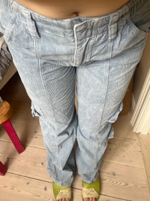BDG y2k cargo  - Säljer dessa bdg cargo pants köpa från Urban outfitters. Passar mig som är m i vanliga fall ! Bra skick förutom lite slitning längst ner då de var lite för långa för mig (är 165). Säljer för halva inköpspriset. 