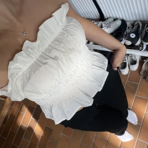 ⚡️Vit Bandeau topp⚡️ - En söt liten Bandeau topp med väck från Gina Tricot! Passar så bra till allt och har ett stretchigt material😍