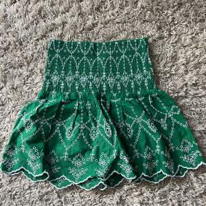 Grön mönstrad kjol från Gina Tricot knappt använd💗