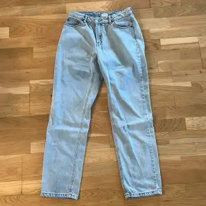 Grunt jeans ljusblå i storlek 28. Helt oanvända! 