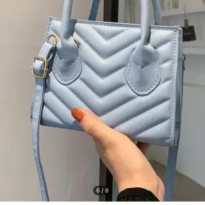En fin blå liten väska som passar till allt. Skriv för fler bilder