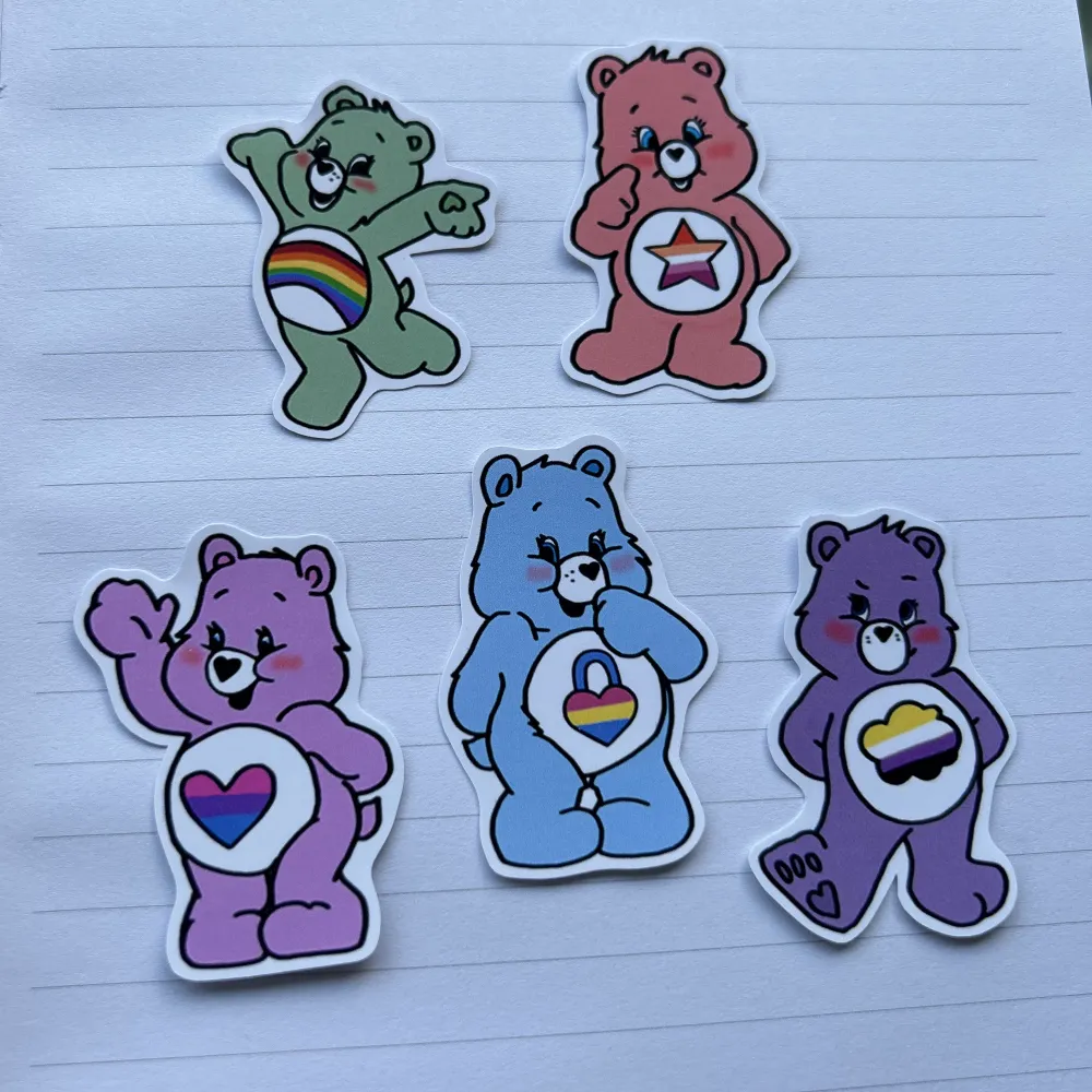 Care bear klistermärken som jag tillverkat och designat 🩷 runt 5 cm stora. Finns många av varje sort. 8 kr/styck, 5 st för 35 kr, 10 st för 65 kr. 🎀  Frakt: 15 kronor . Accessoarer.