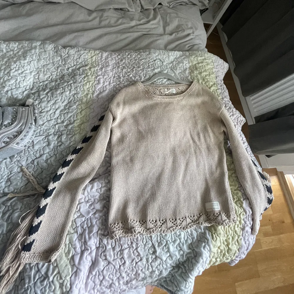 Jättefin men kommer inte till användning, syns inte så bra men tröjan har fransar på ärmarna💓. Neuleet.
