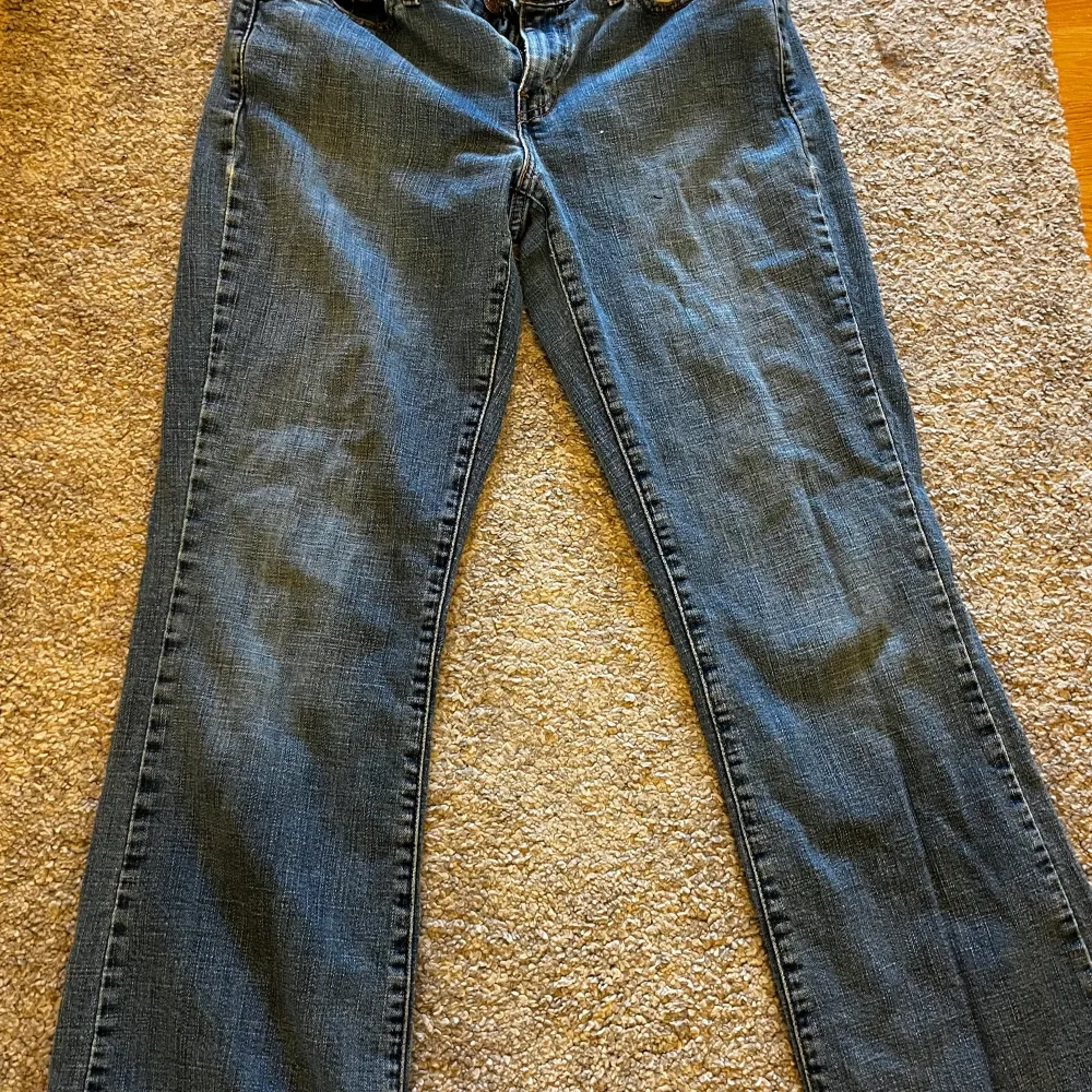 Säljer dessa Levis retro bootcut jeans. De är välanvända då de är köpta second hand.. Jeans & Byxor.