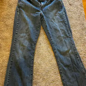 Säljer dessa Levis retro bootcut jeans. De är välanvända då de är köpta second hand.