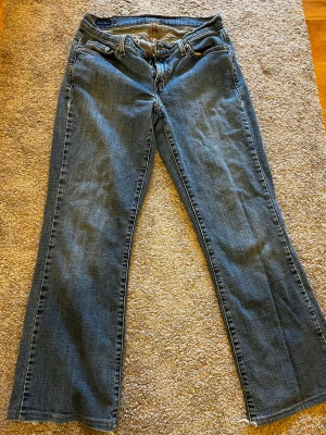 Levis jeans - Säljer dessa Levis retro bootcut jeans. De är välanvända då de är köpta second hand.