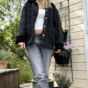 Jeansjacka med päls - Använd fåtal gånger. Intressekoll. Buda från 250kr.