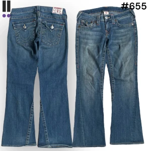 lågmidjade 655 bootcut true religion jeans -  True Religion jeans i model Joey 💜 Tag 27W 💜Midja (rakt över) 36cm 💜 Innerben 65cm 💜 Ytterben 90cm 💜 Benöppning 22cm 💜  💜Våra mått blir W=28 och L=25 💜 Men jämför alltid måtten med dina bästa jeans💜 
