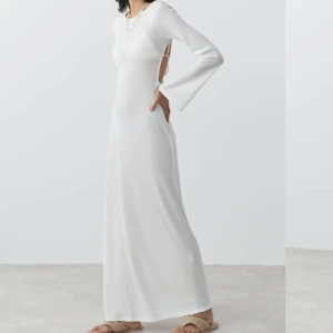 Maxiklänning - Säljer denna slutsålda klänningen från zara! Aldrig använd. Super fint skick. 