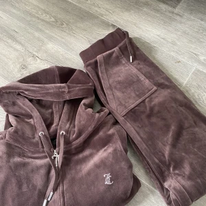 juicy couture - Brunt juicy couture set, andvända men i fint skick. Skriv bara om du vill ha fler bilder.🤎kan även köpas separat 