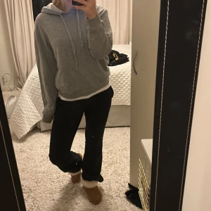 Hoodie - Snygg grå hoodie från nakd som tyvärr inte kommer till användning längre💕 Ganska stor i storleken