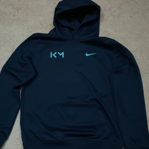 Kylian Mbappé X Nike Hoodie - Skön träningshoodie som inte är använd mer än 1 gång. Storlek S men passar storlek M perfekt.