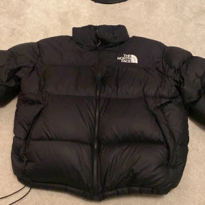 North face jacka - Använd fåtal gånger i vintras köpt på Zalando för 3200 i november 2022